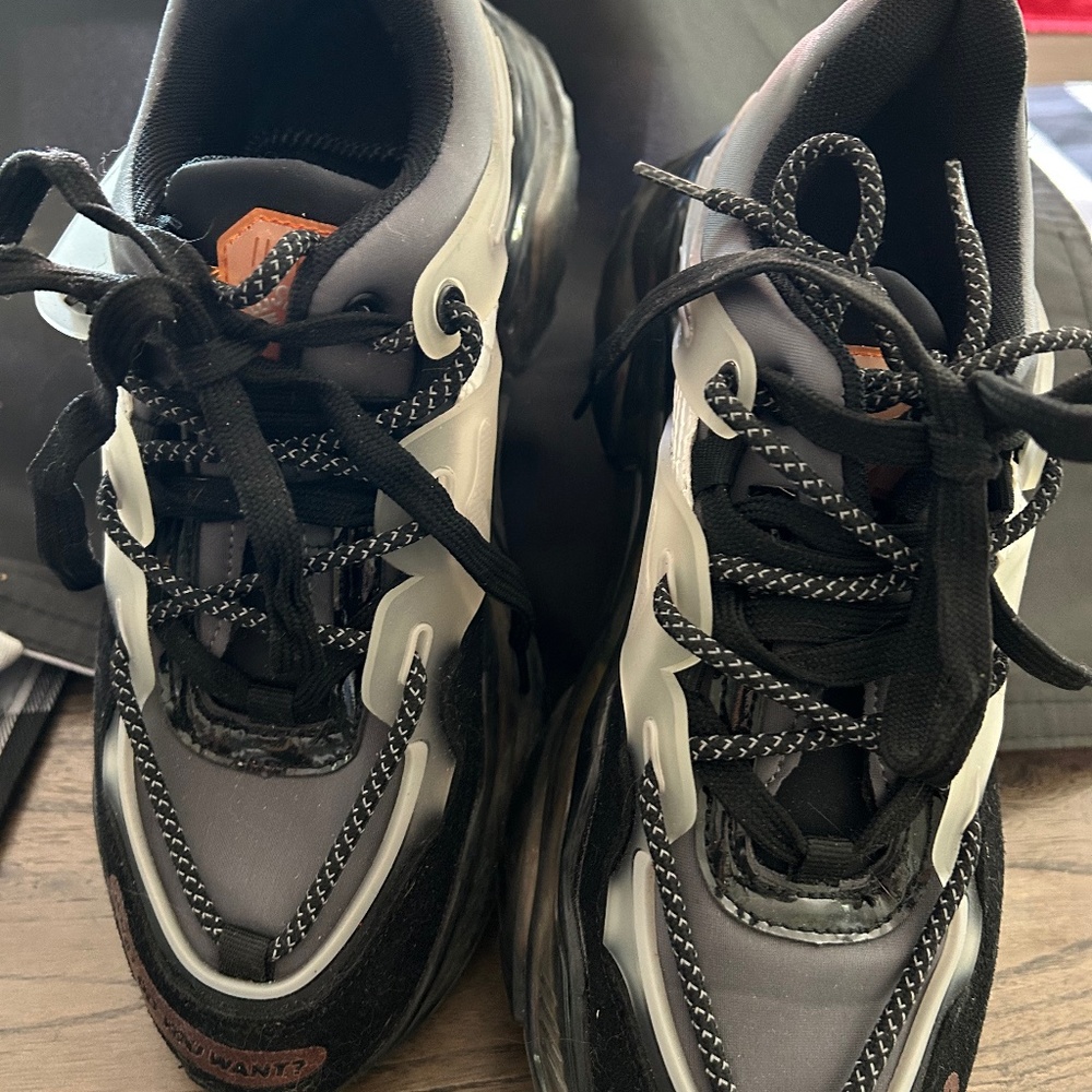 Robust Geneva Sneakers